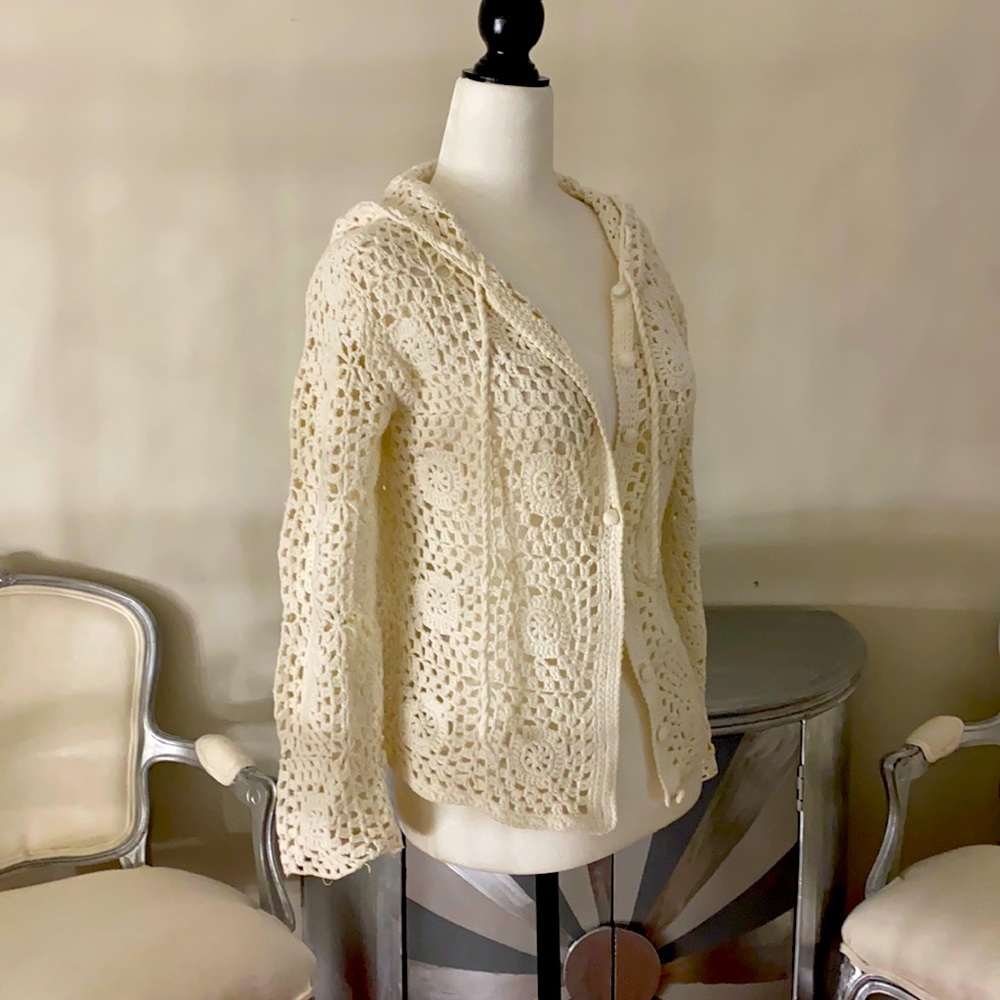 Knitted sweater in white with hood.